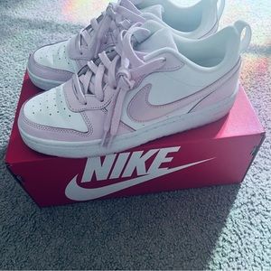 Nike court borough low se 6y/7.5w